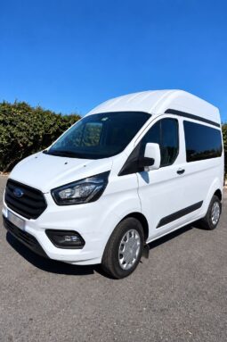 fourgon ford blanc sous ciel bleu