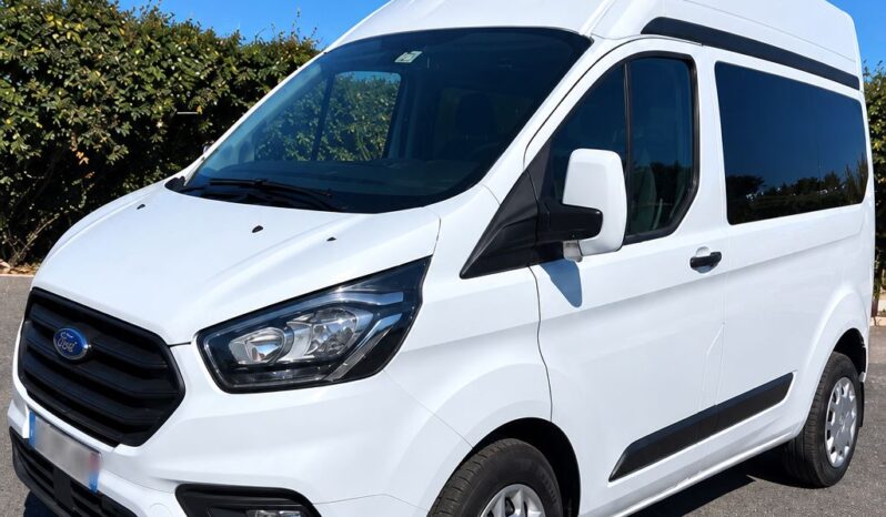 fourgon ford blanc sous ciel bleu