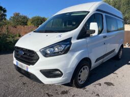 minibus ford blanc au soleil