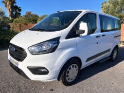 fourgon ford blanc au soleil