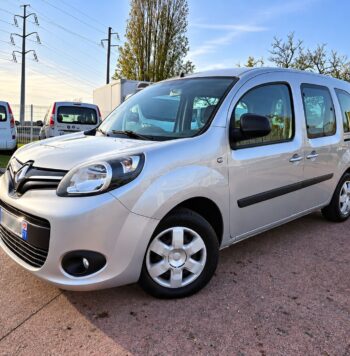 renault kangoo au crépuscule