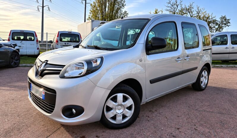renault kangoo au crépuscule